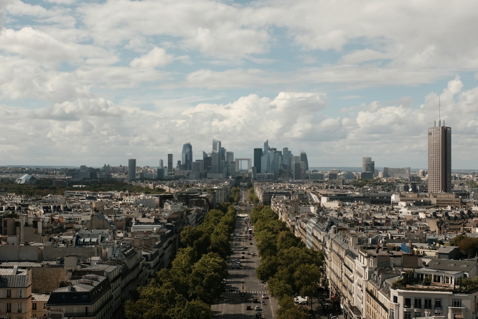 La skyline du quartier d’affaires de La Défense, vue depuis le centre de Paris.