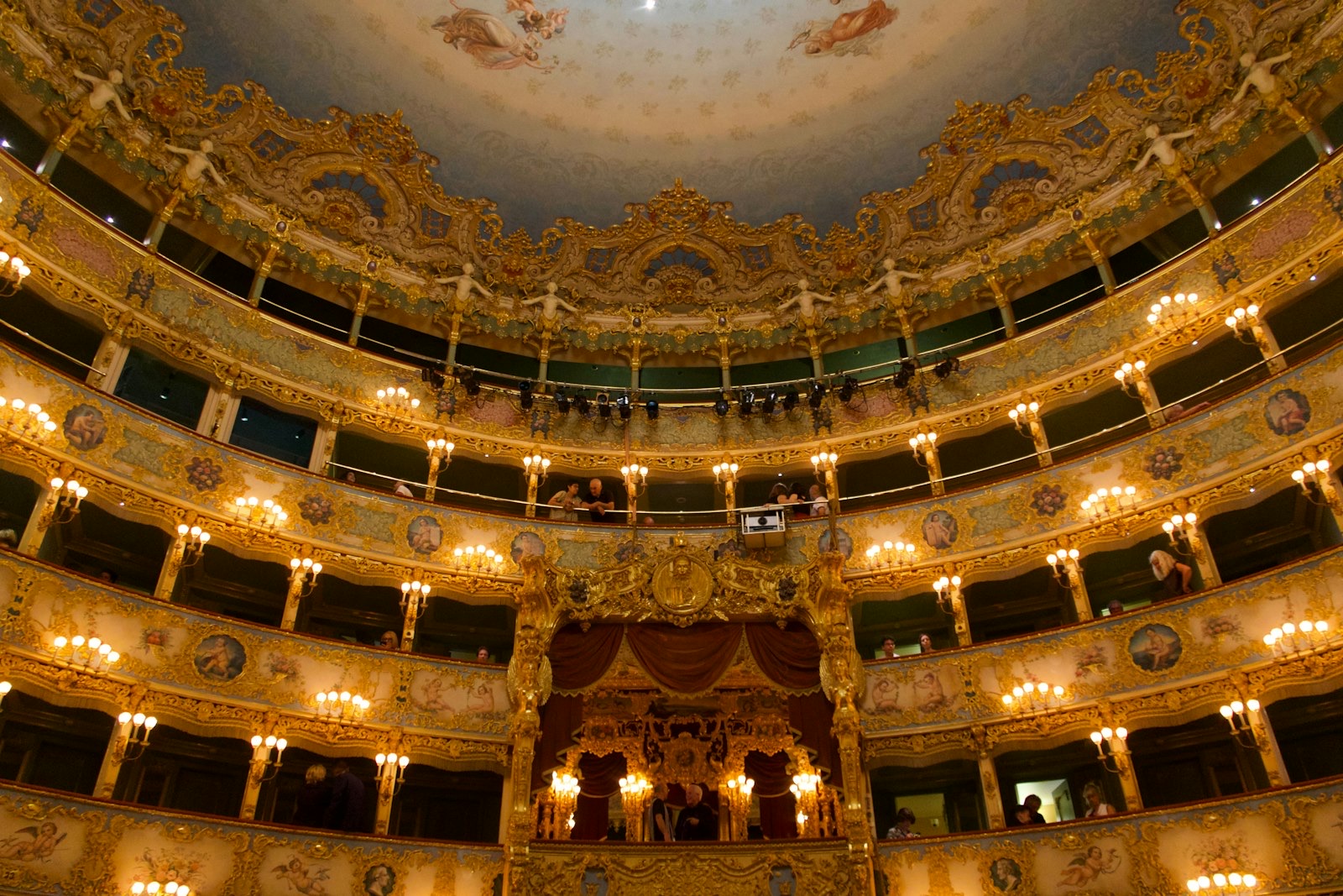 L'intérieur doré et orné d'un opéra historique européen.