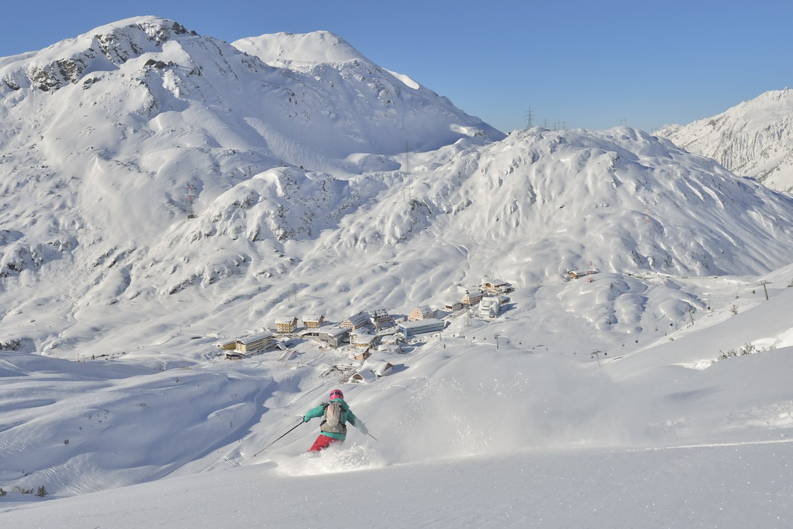 Une freerideuse au-dessus de St. Christoph am Arlberg.