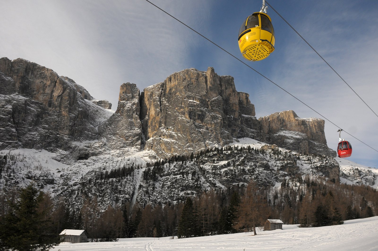 Une télécabine de la Sellaronda au pied du massif du Sella.